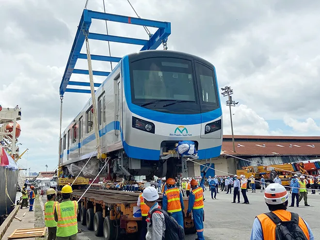 Ảnh tàu metro được đặt lên xe siêu trường, siêu trọng khi về đến TP.HCM - 8