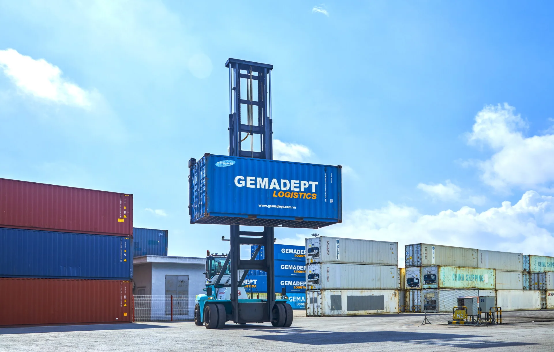 Dịch vụ xếp dỡ container hàng/vỏ.