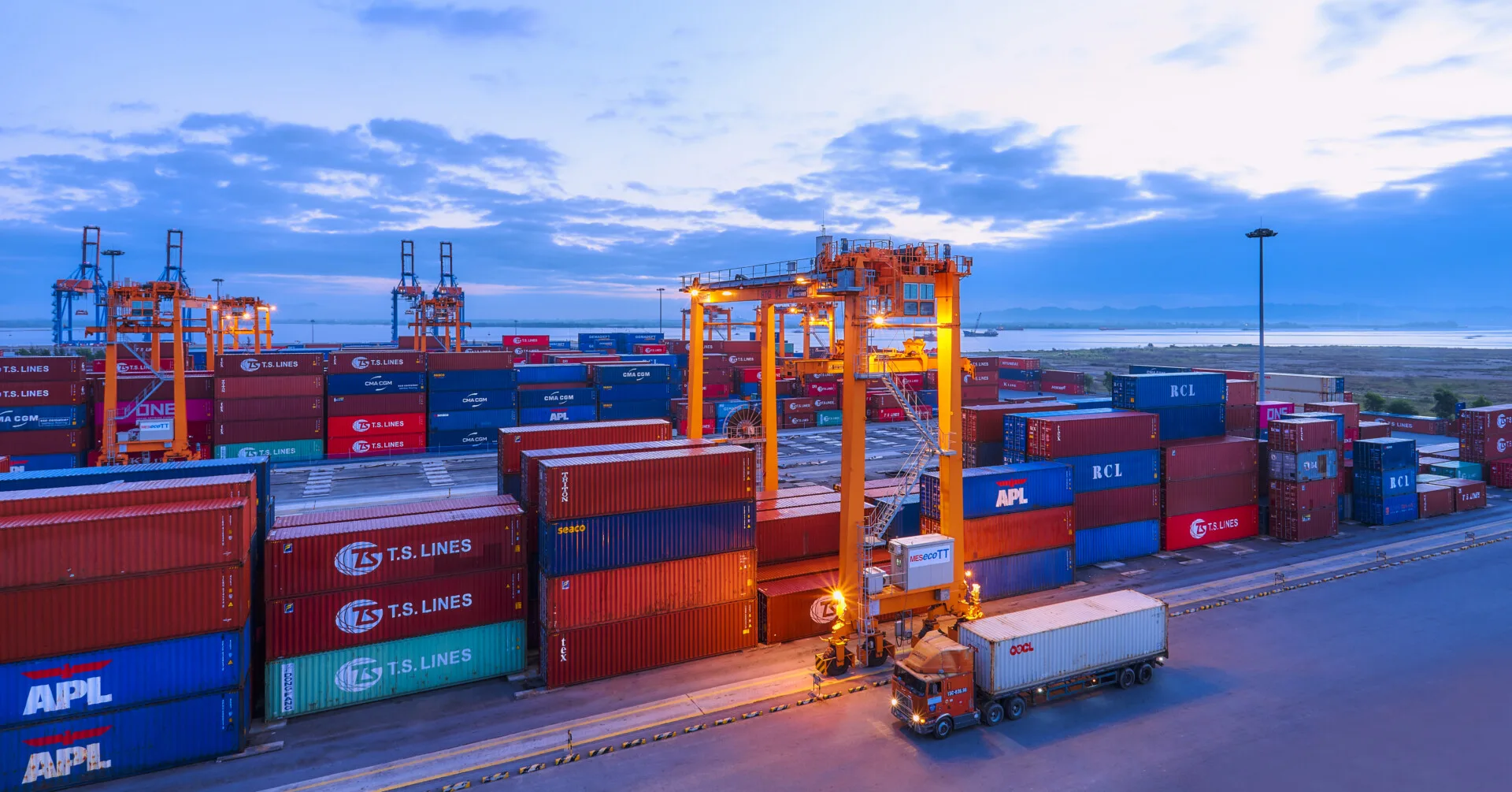 21 E-RTGs & 12 Reach Stacker