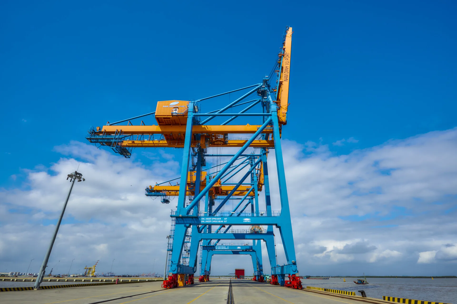 10QCs & 1 OOG mobile crane.