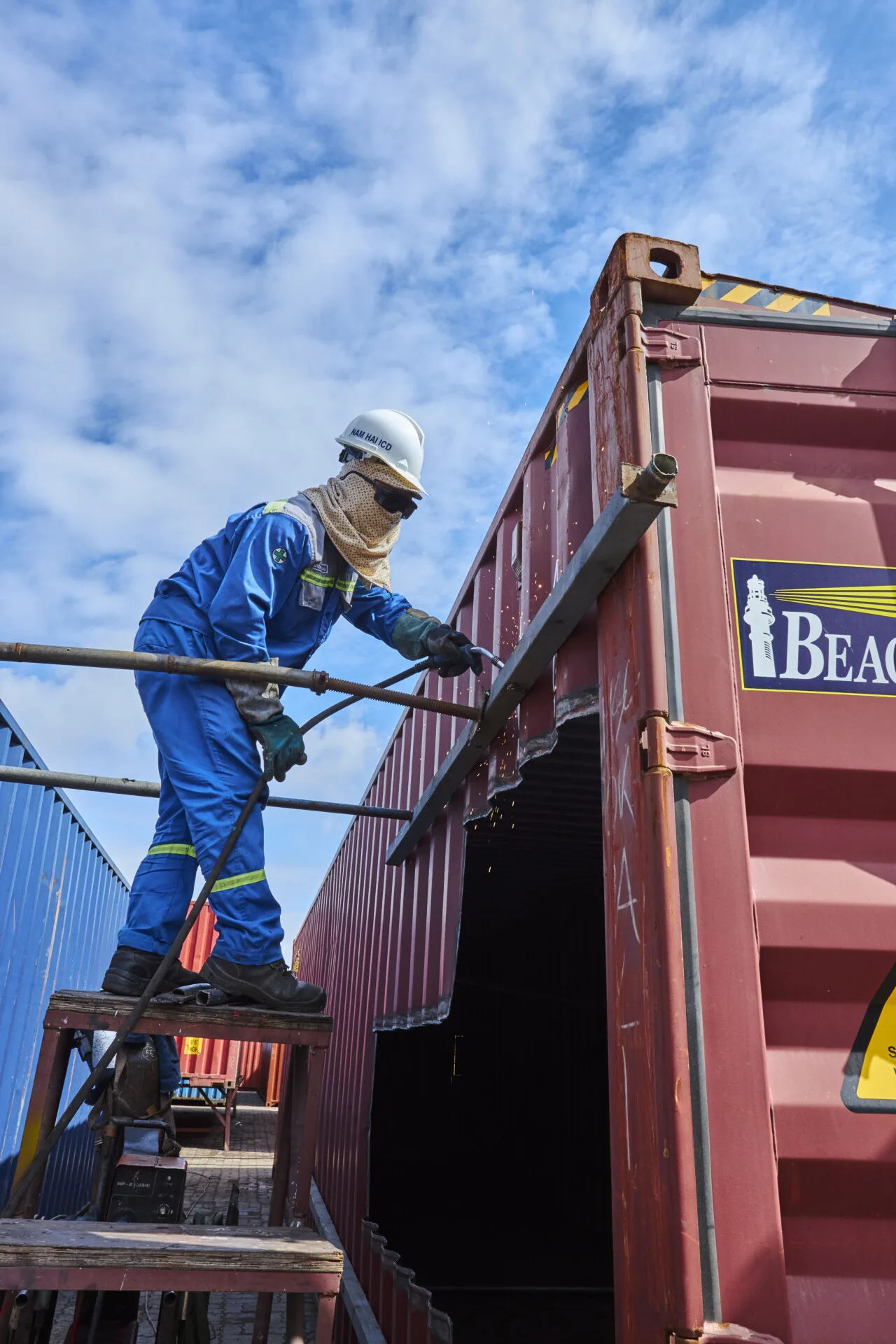 Dịch vụ vệ sinh, sửa chữa, nâng cấp container.