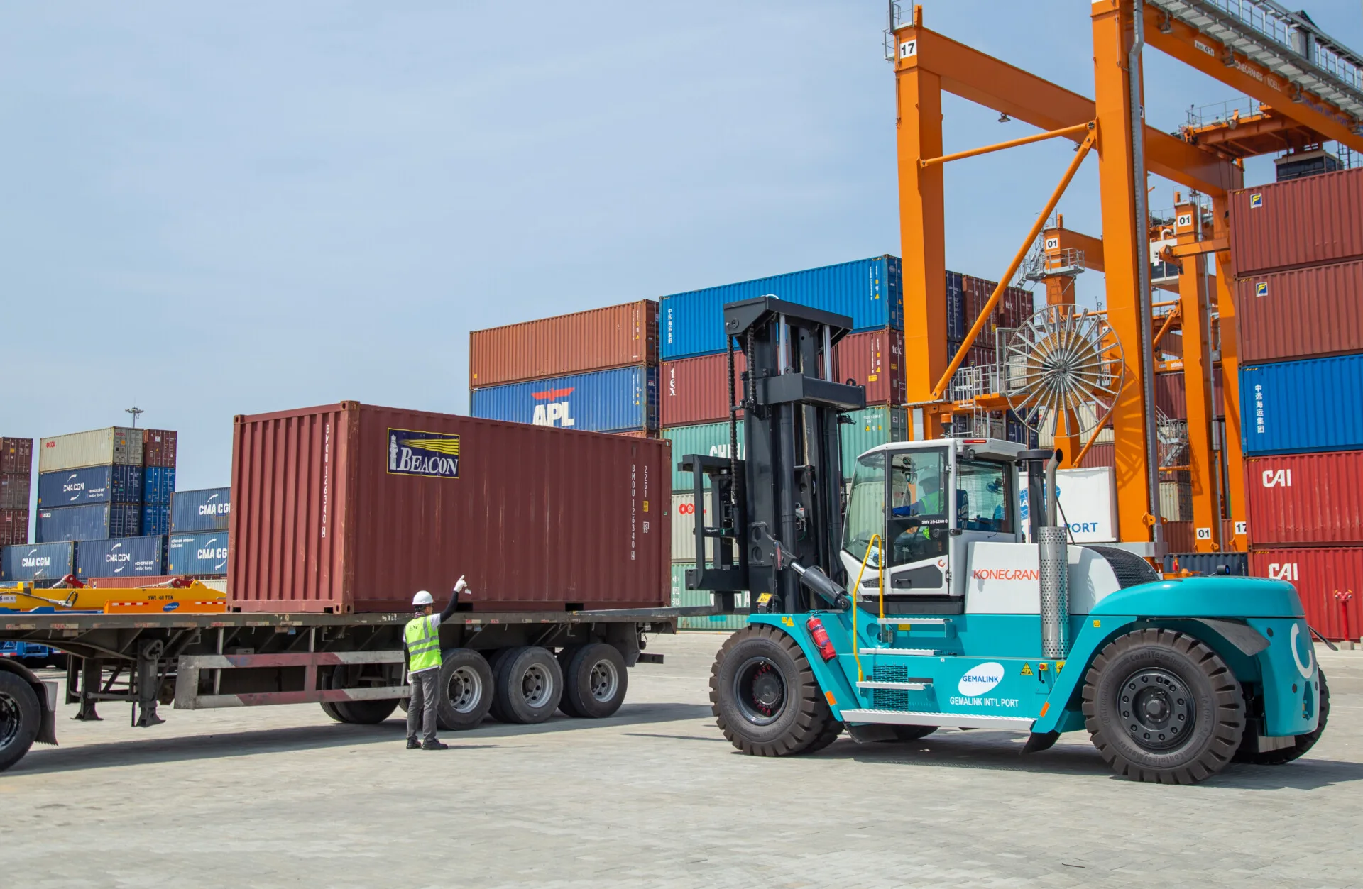 Cẩu bánh lốp (E-RTG)